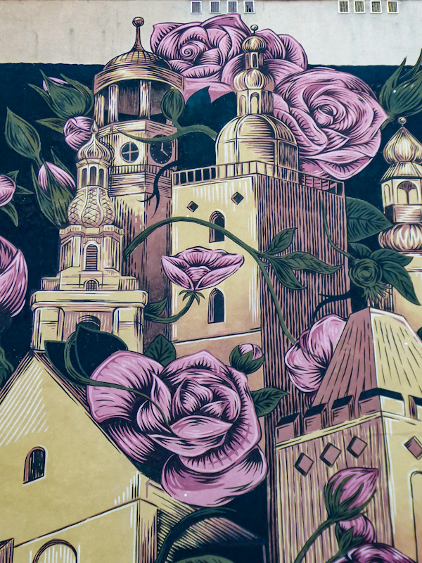 Mural - miasto wież i róż