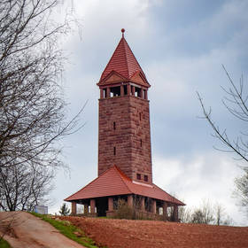 Wieża widokowa na czerwonobrunatnej Górze Św. Anny