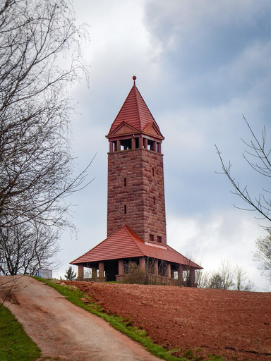 Wieża widokowa na czerwonobrunatnej Górze Św. Anny